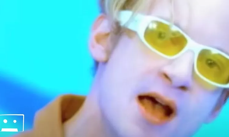 Fountains Of Wayne - Sink To The Bottom [Official Video]