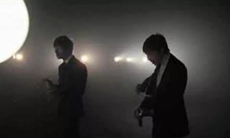 The Last Shadow Puppets - 'Standing Next to Me' (2008)