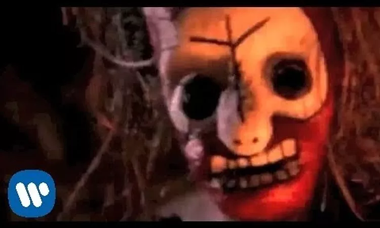 Sepultura - Roots Bloody Roots [OFFICIAL VIDEO]