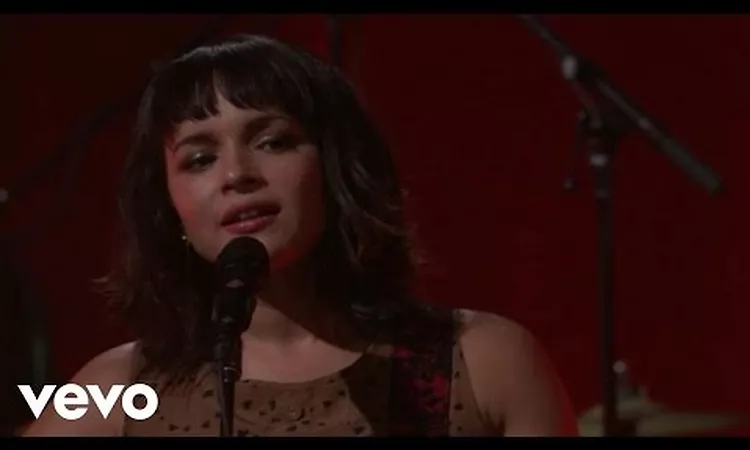 Norah Jones - Little Broken Hearts (Live)