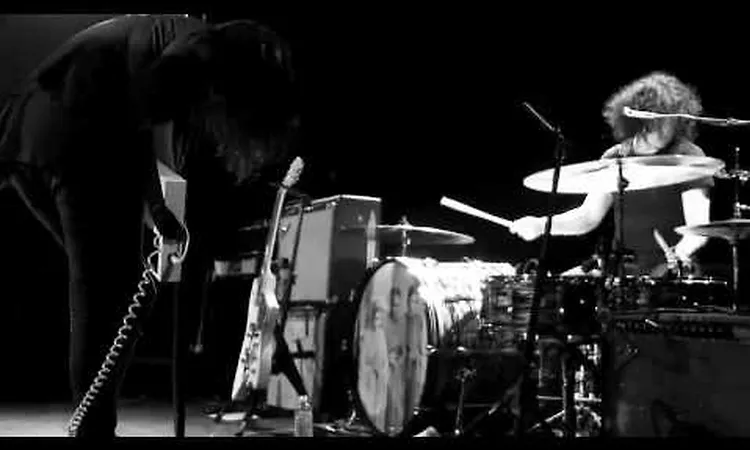 The Dead Weather - I Cut Like A Buffalo