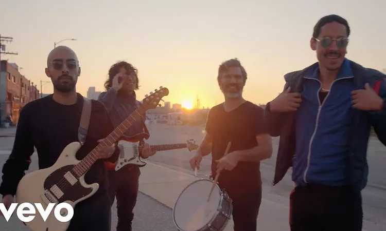 Chicano Batman - Color my life (Official Music Video)