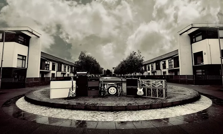 Noel Gallagher's High Flying Birds - Easy Now (Official Visualiser)