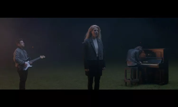 London Grammar - Nightcall [Official Video]
