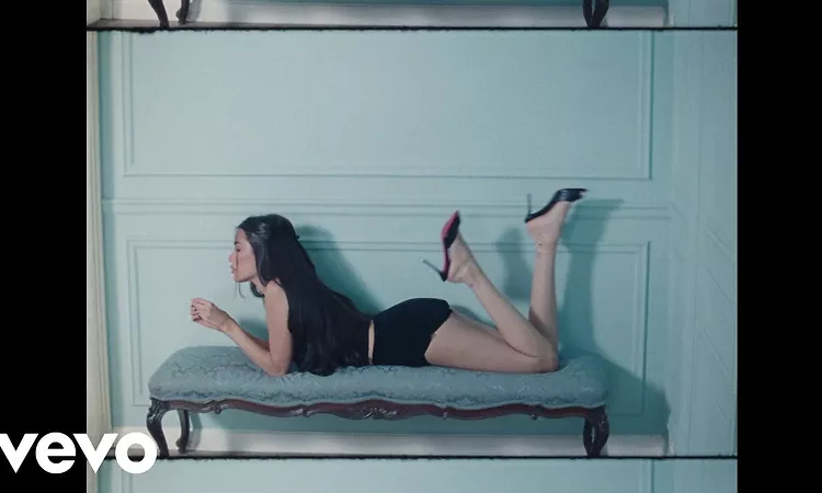 Madison Beer - healthy habit (Official Visualizer)