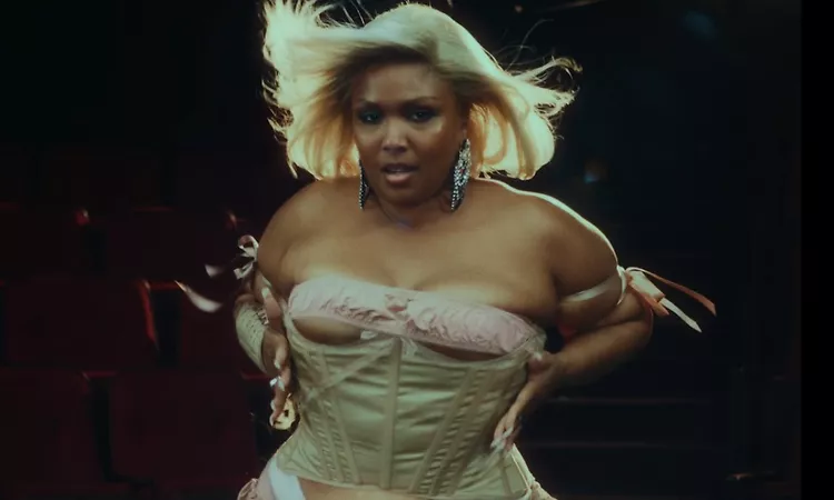  Lizzo - Don't Make Me Love U (Official Video)