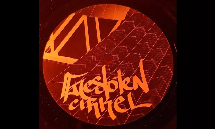 Gesloten Cirkel - Moustache