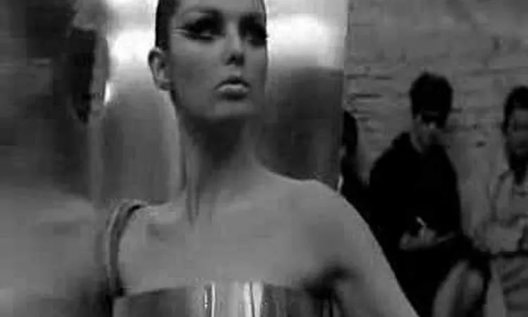 Qui ?tes-vous, Polly Maggoo? (Opening Scene)