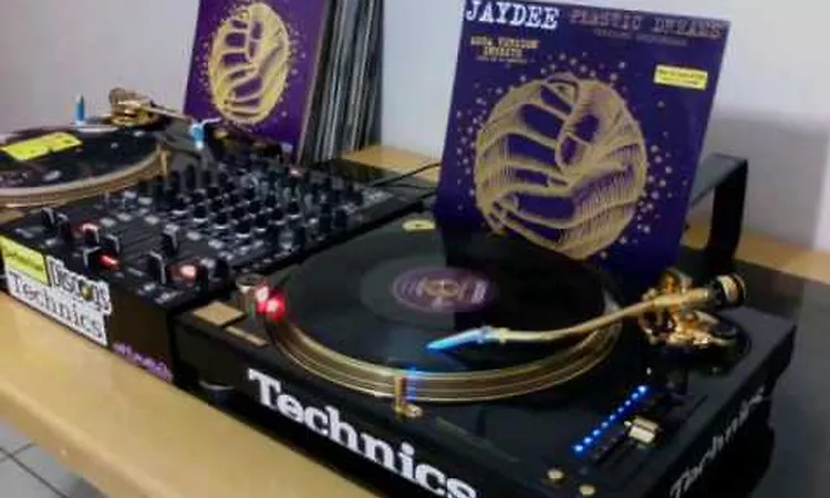 Jaydee ?? Plastic Dreams (Long Version)
