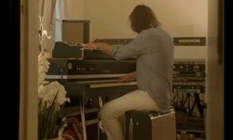 S?bastien Tellier - L'Amour Et La Violence (Official Video)
