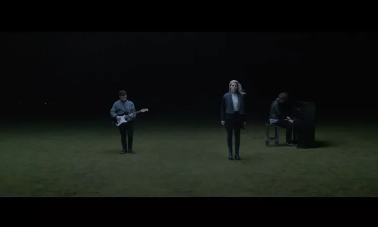 London Grammar - Nightcall (Official Video)