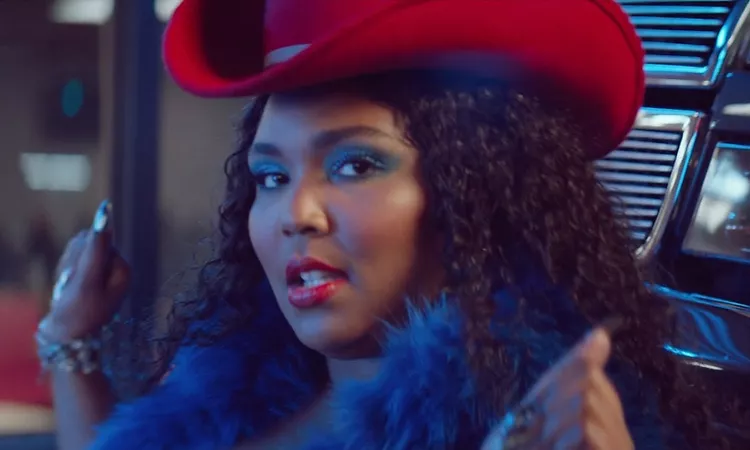 Lizzo - Tempo (feat. Missy Elliott) [Official Music Video]