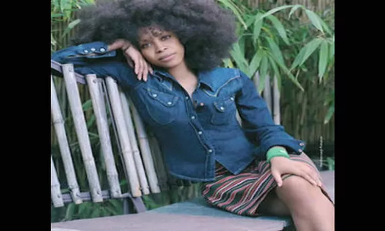 Erykah Badu - Intro(World Keeps Turnin')
