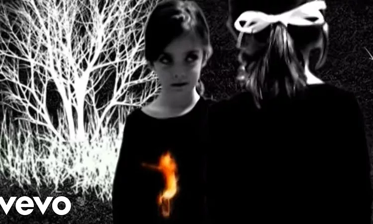 Queens Of The Stone Age - Burn The Witch