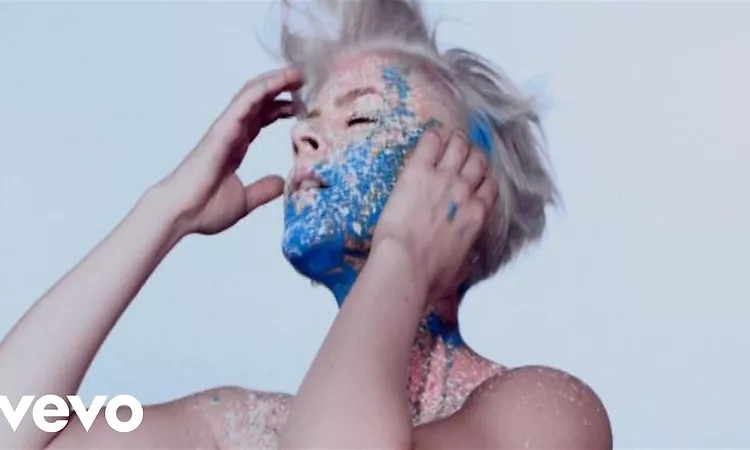 Robyn - Cobrastyle