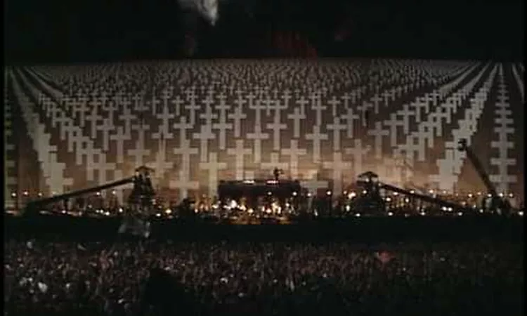 Roger Waters - Bring the Boys Back Home [Live in Berlin]
