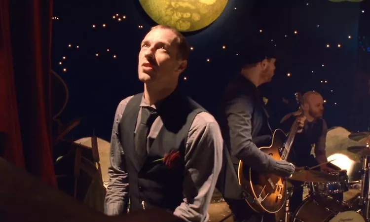  Coldplay - Christmas Lights (Official Video)